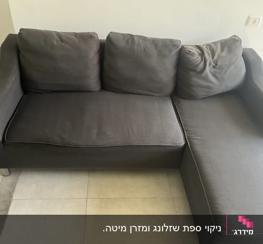 ספת בד פינתית כהה נקייה בסלון הבית